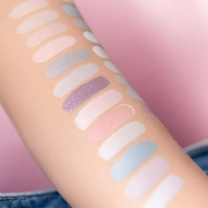 Interaktywna galeria próbek kolorów produktów do makijażu